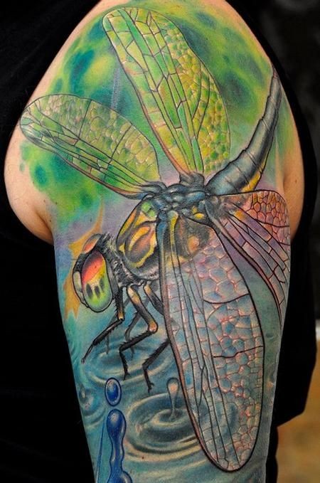 手臂彩色的蜻蜓和水滴纹身图案
