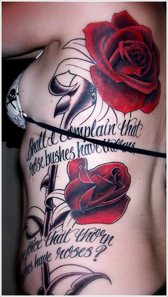 侧肋纪念性的字母和大玫瑰纹身图案