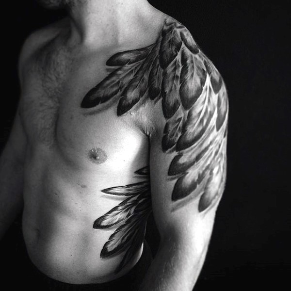 肩膀和背部黑白的翅膀羽毛纹身图案