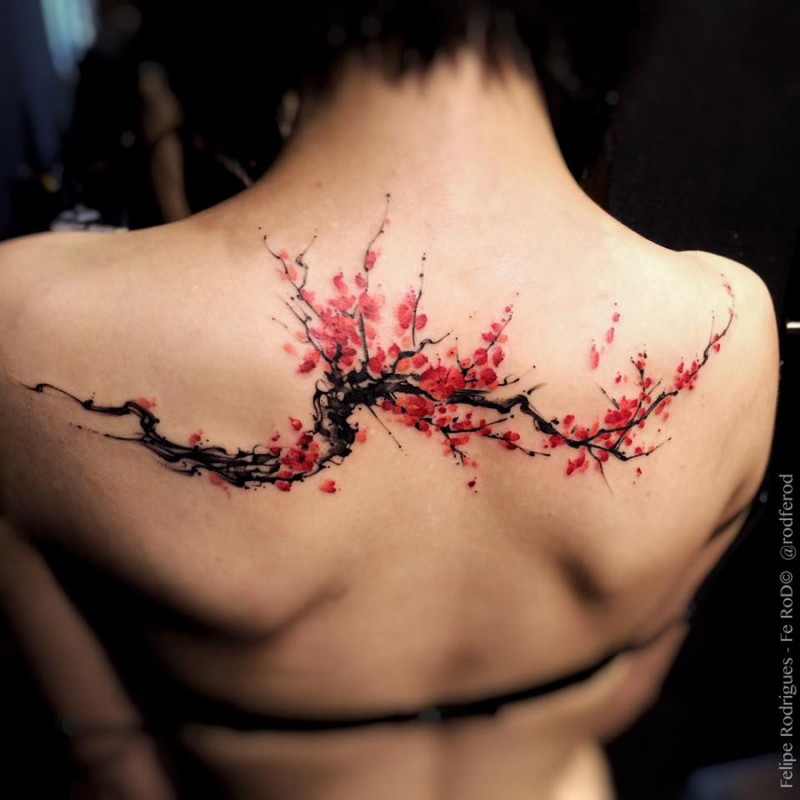 背部美丽的红色樱花树枝纹身图案