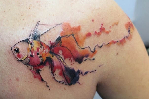 水彩风格有趣的金鱼背部纹身图案