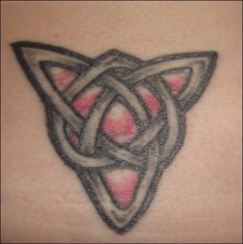 腰部彩色的三角形凯尔特结纹身图案
