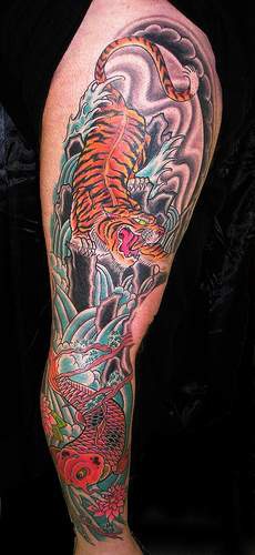 手臂彩色的锦鲤鱼和亚洲虎纹身图案