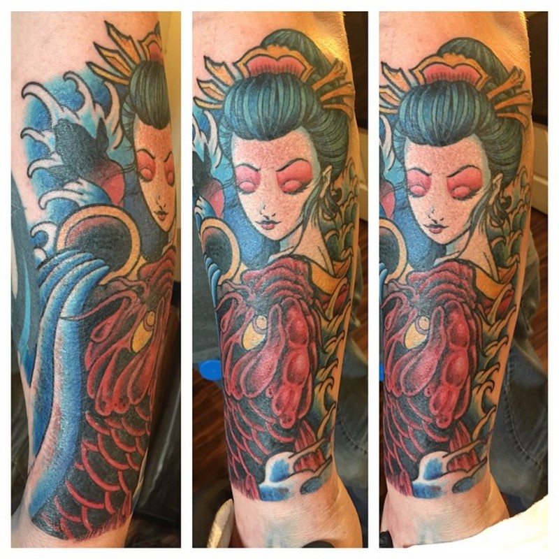 手臂漂亮的彩色亚洲女子与鲤鱼纹身图案