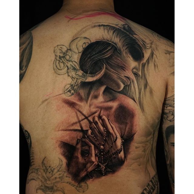 背部插画风格彩色恶魔女人与羊角纹身图案