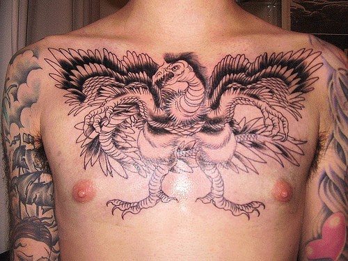 胸部鸟怪兽黑色纹身图案