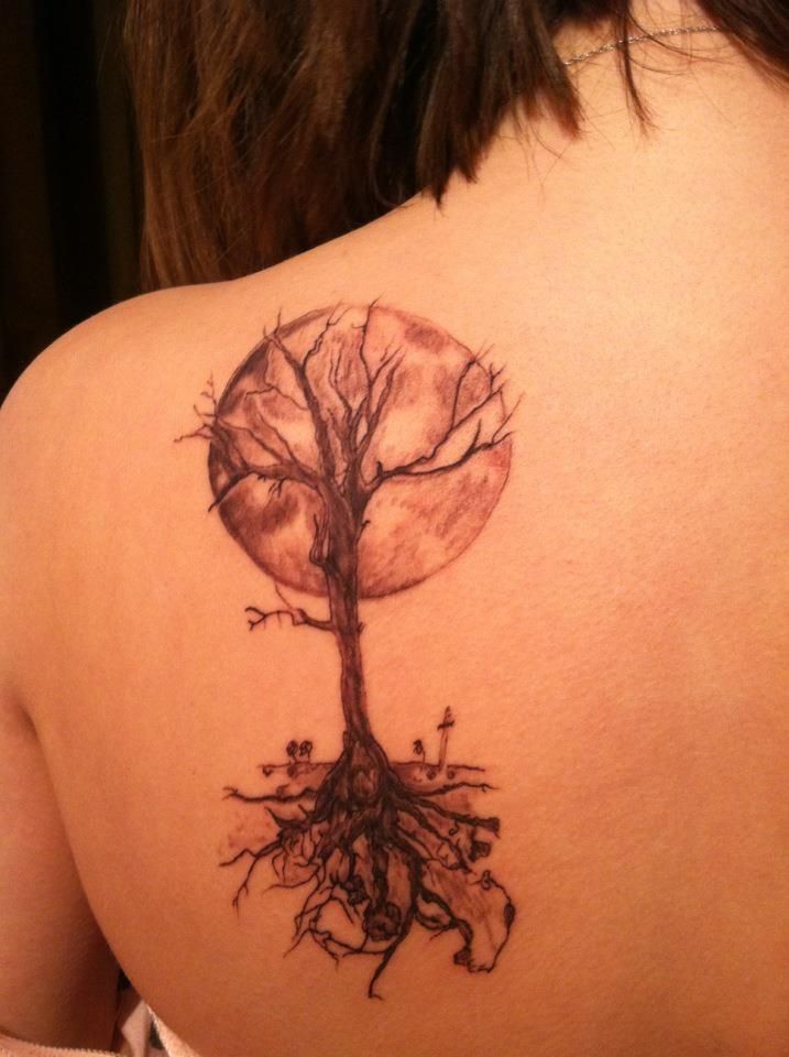 女生背部树与大月亮纹身图案