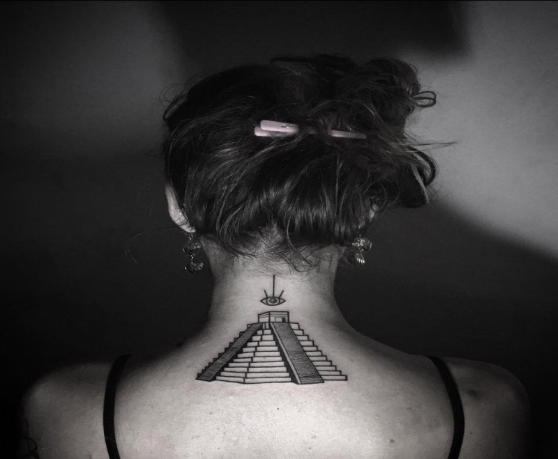 背部小小的黑色玛雅金字塔纹身图案