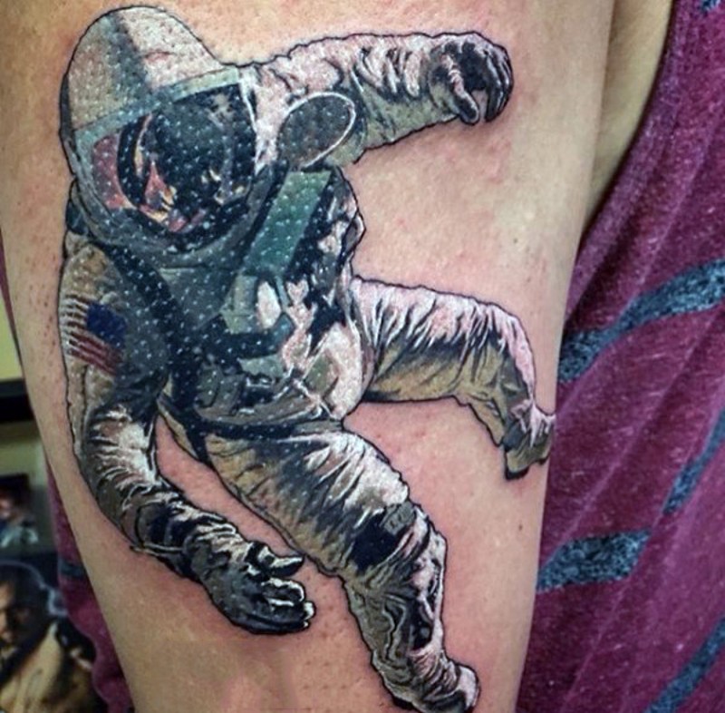 手臂彩色逼真的宇航员纹身图案