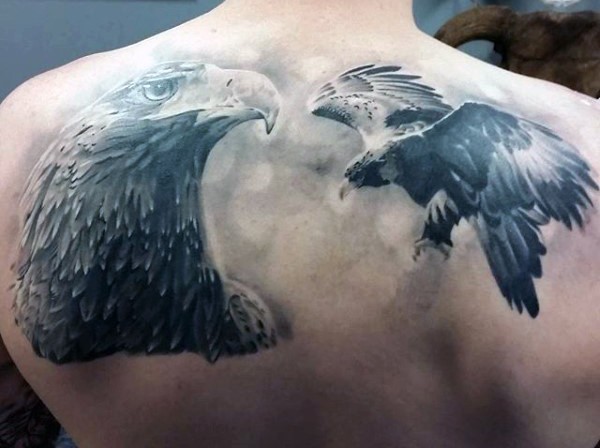 背部华丽的写实黑白鹰个性纹身图案