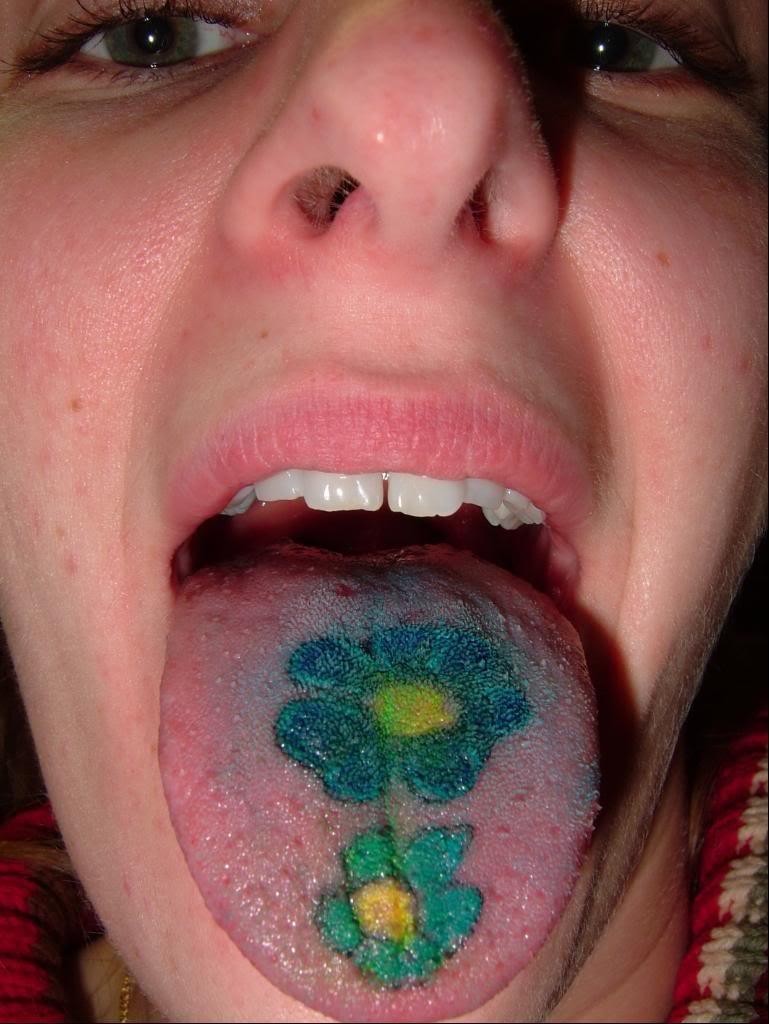 舌头上蓝色的雏菊花朵纹身图案