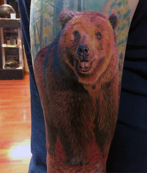 手臂非常逼真的彩色熊纹身图案