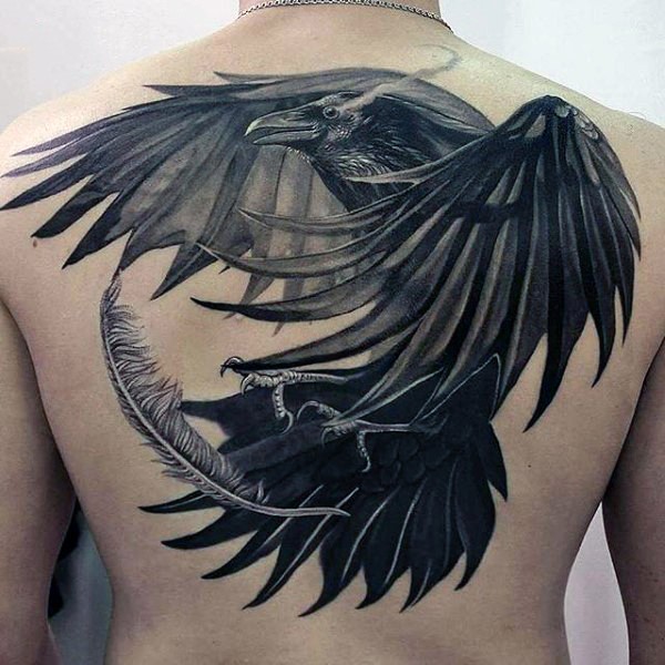 华丽的大规模黑色乌鸦和羽毛背部纹身图案