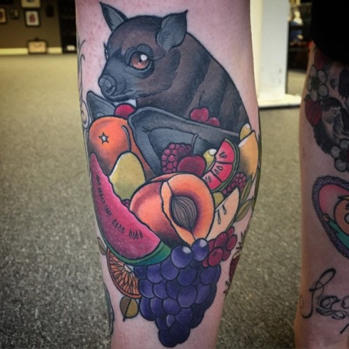 小腿彩色的可爱蝙蝠与水果纹身图案