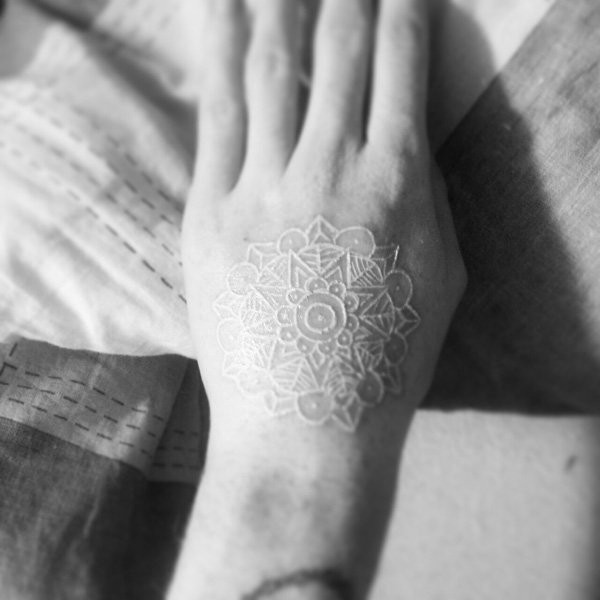 手背美丽的白色隐形梵花纹身图案