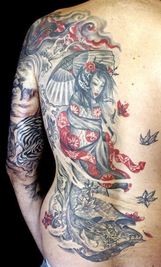 灰色和红色的日本艺妓背部纹身图案