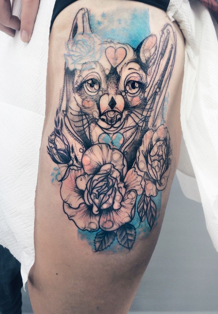 大腿素描风格彩色的狐狸与玫瑰纹身图案