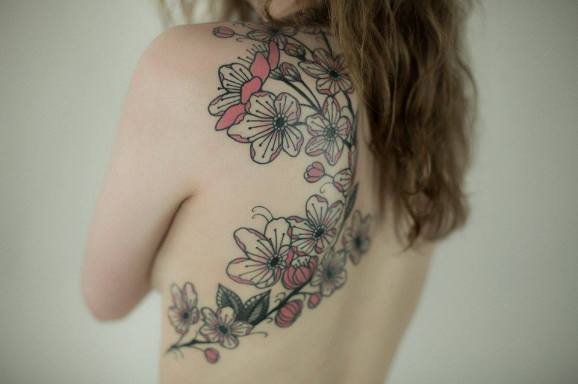 背部逼真细致的樱花纹身图案