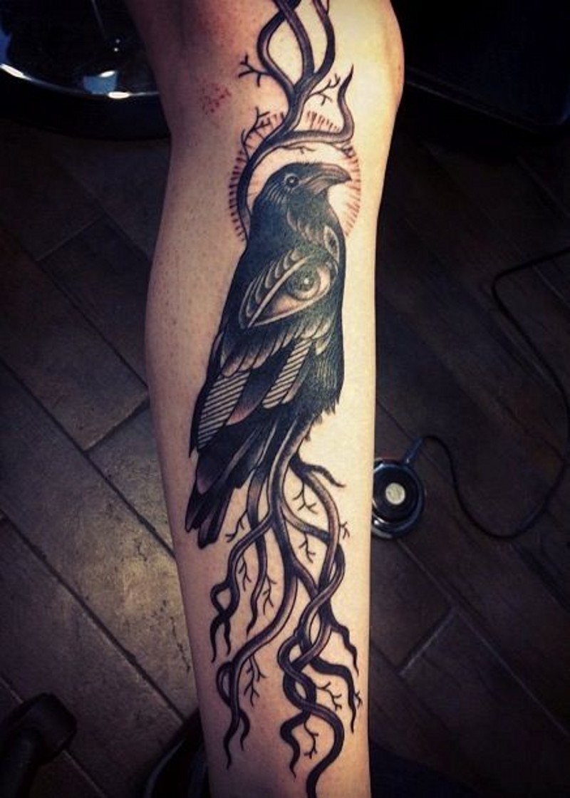 腿部黑色的乌鸦藤蔓与神秘的眼睛纹身图案