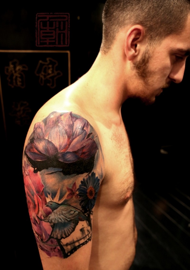 大臂精美的彩绘莲花与鸟纹身图案