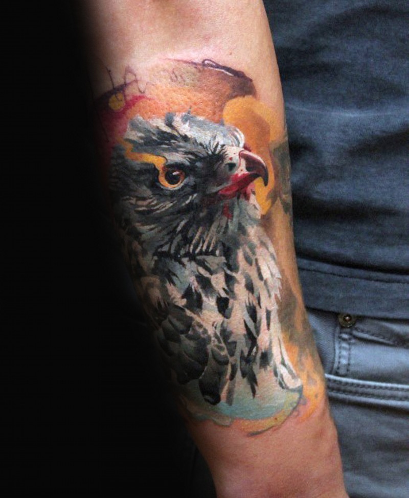 小臂五彩写实逼真的鹰纹身图案