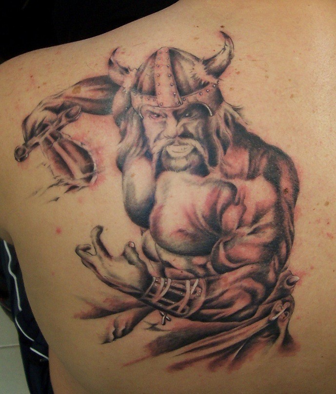 背部疯狂的维京武士和剑纹身图案