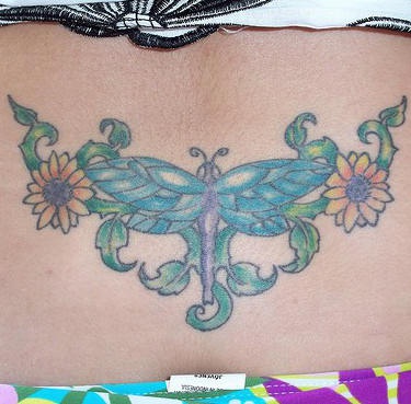 背部美丽的蜻蜓和花朵彩色纹身图案