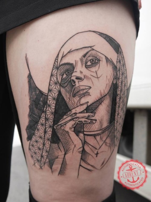 大腿素描风格黑色女性肖像纹身图案