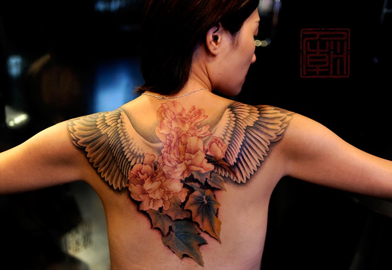 背部花朵和翅膀彩色纹身图案