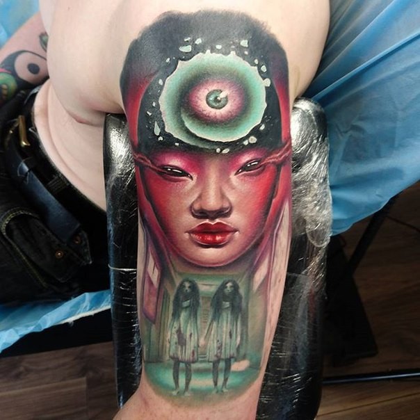 手臂神秘的恐怖风格女性与两个血腥姐妹纹身图案