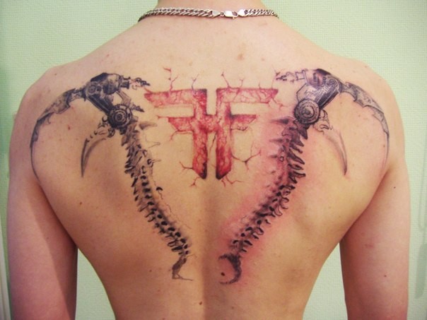 背部难以置信的神秘符号和骨架纹身图案