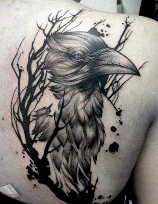 背部黑色乌鸦和树枝纹身图案