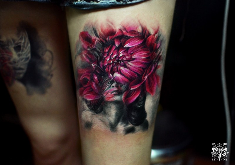 大腿漂亮的彩色花朵与妇女肖像纹身图案