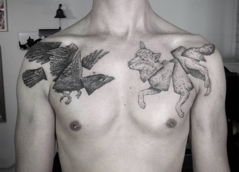 雕刻风格胸部黑色狼与乌鸦纹身图案