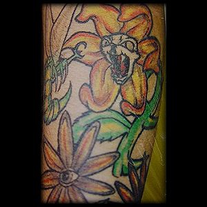 手臂愤怒的花儿在打架纹身图案