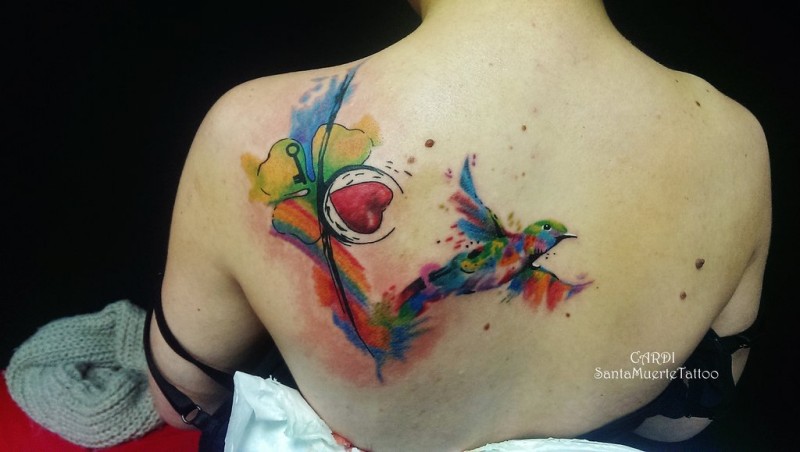 背部三叶草和燕子水彩泼墨纹身图案