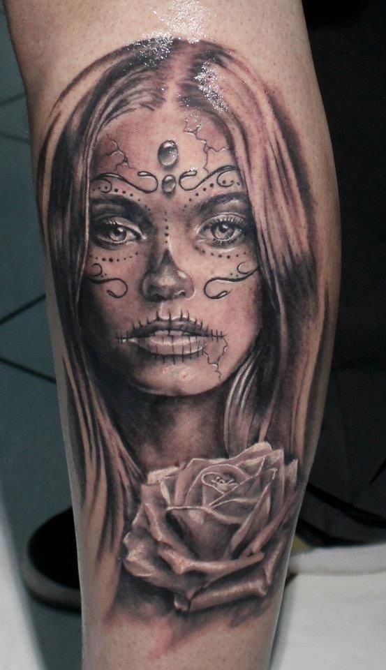 小腿美丽的圣死女郎玫瑰纹身图案