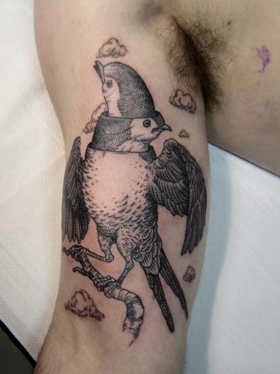 大臂超现实主义风格黑色有趣的鸟头纹身图案