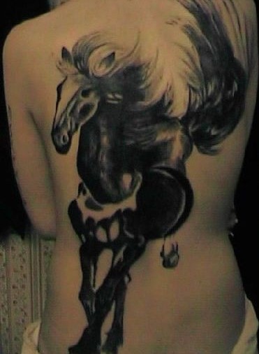 背部可爱的黑色马纹身图案