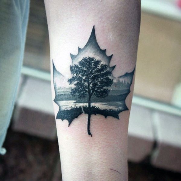 很棒的枫叶轮廓与孤独的树手臂纹身图案