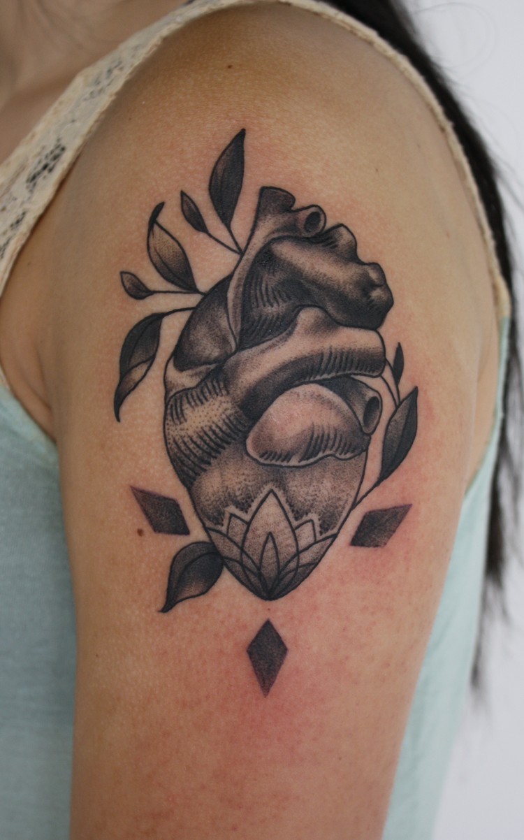大臂雕刻风格黑色心脏树叶纹身图案