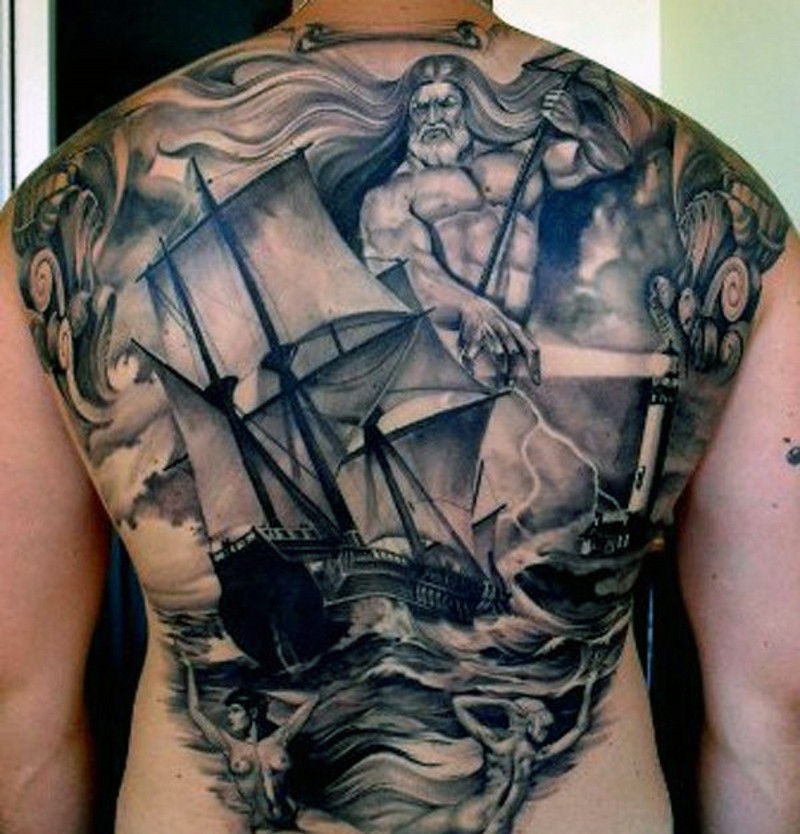 令人惊叹的黑白船与海神满背纹身图案