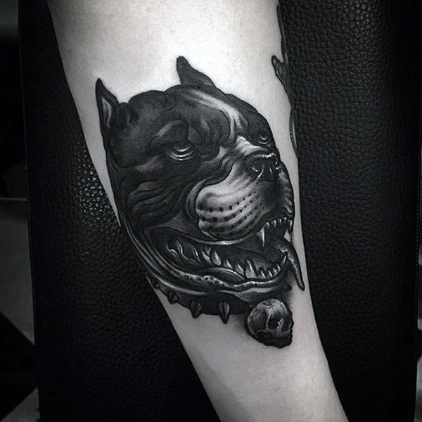 凶恶的黑色狗与骷髅手臂纹身图案