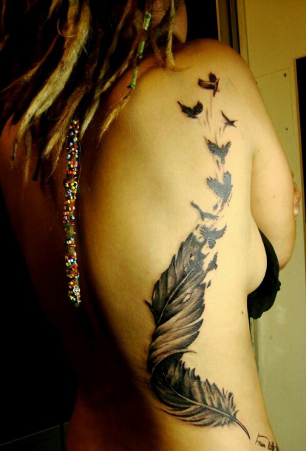 女生侧肋黑白羽毛和小鸟纹身图案
