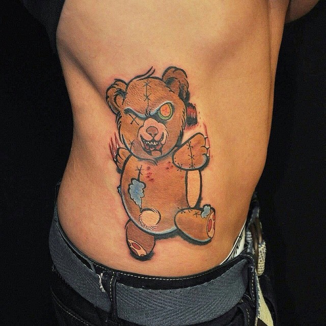 侧肋熊形状的巫毒娃娃彩色纹身图案