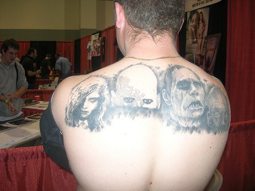 背部不同的可怕怪物人头纹身图案