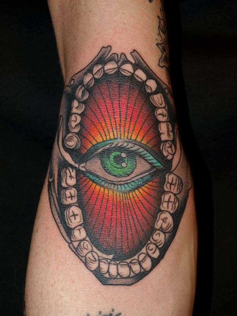 手臂令人难以置信的设计彩色大眼睛纹身图案