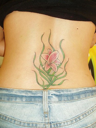 背部粉红的百合花纹身图案