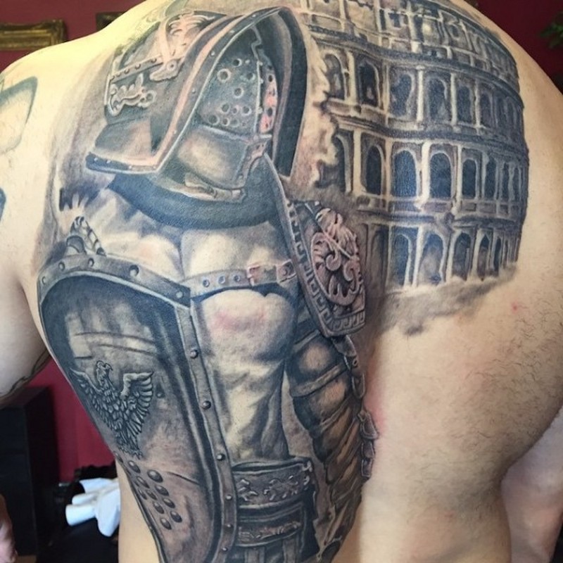 背部非常惊人的角斗士与罗马竞技场纹身图案