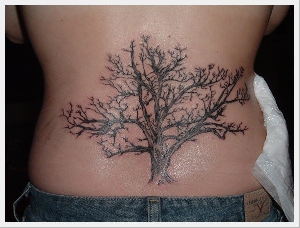 腰部写实的大树纹身图案